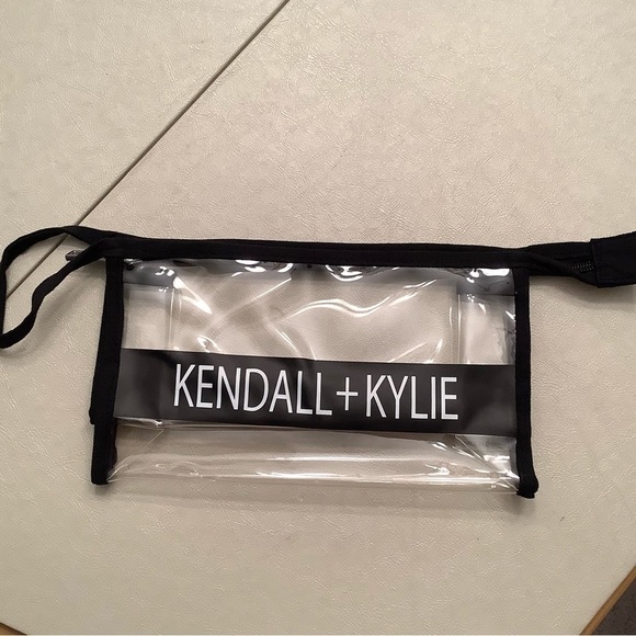 Kendall & Kylie Handbags - NWOT GREAT KENDALL & KYLIE CLEAR MAKEUP BAG 9.5 x 5.5 x 2.5